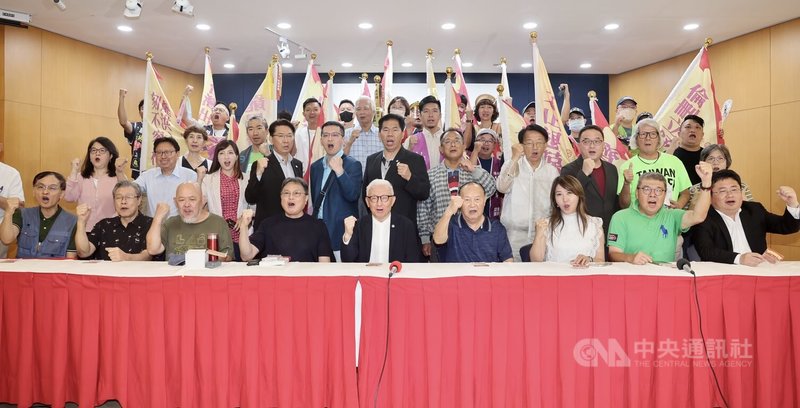 反共護台志工聯盟21日在台北台大校友會館舉行「善惡對決.掃除黑-726全民罷免護台灣」記者會,罷團志工曹興誠(前排中)等高呼口號呼籲726出來投罷免票。中央社記者王飛華攝 114年7月21日