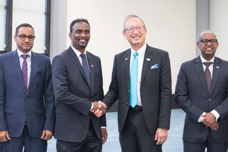 索馬利蘭共和國外交暨國際合作部長巴卡曼(H.E. Abdirahman Dahir Adam)(左2)應邀率團訪問台灣,21日下午搭機抵台,外交部次長吳志中(右2)前往國賓門接機,表達誠摯歡迎。(外交部提供)中央社記者吳睿騏桃園機場傳真 114年7月21日
