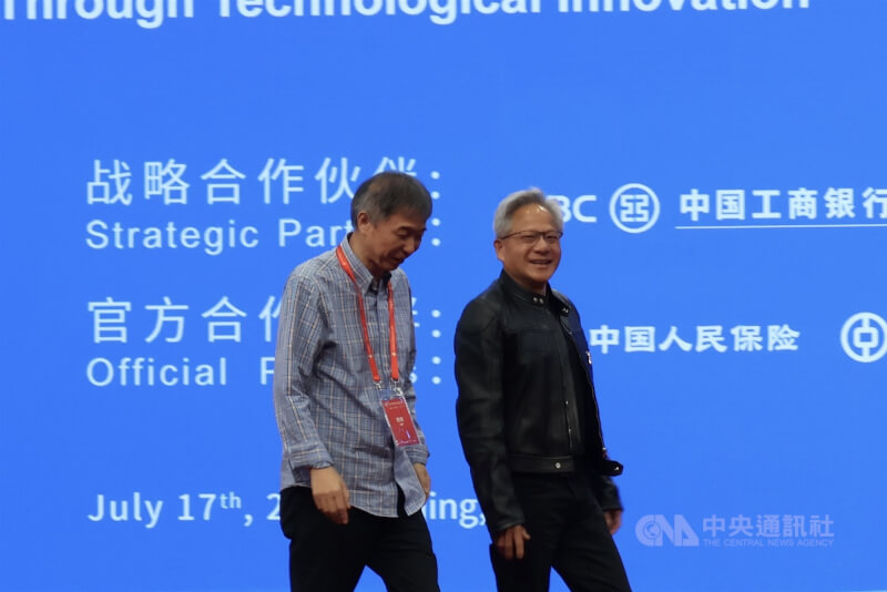美國輝達(NVIDIA)創辦人黃仁勳17日與之江實驗室主任、阿里雲創始人王堅在中國國際供應鏈促進博覽會進行對談。圖為活動結束後兩人離開現場。(中央社檔案照片)