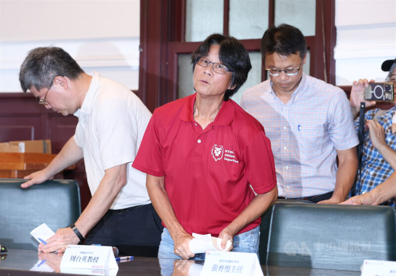 台灣師範大學爆發女足抽血案,涉案教練周台英(前中)19日下午出面向受害學生、社會大眾道歉。(中央社檔案照片)