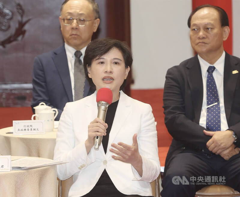 行政院副院長鄭麗君(前)負責對美經貿談判。(中央社檔案照片)