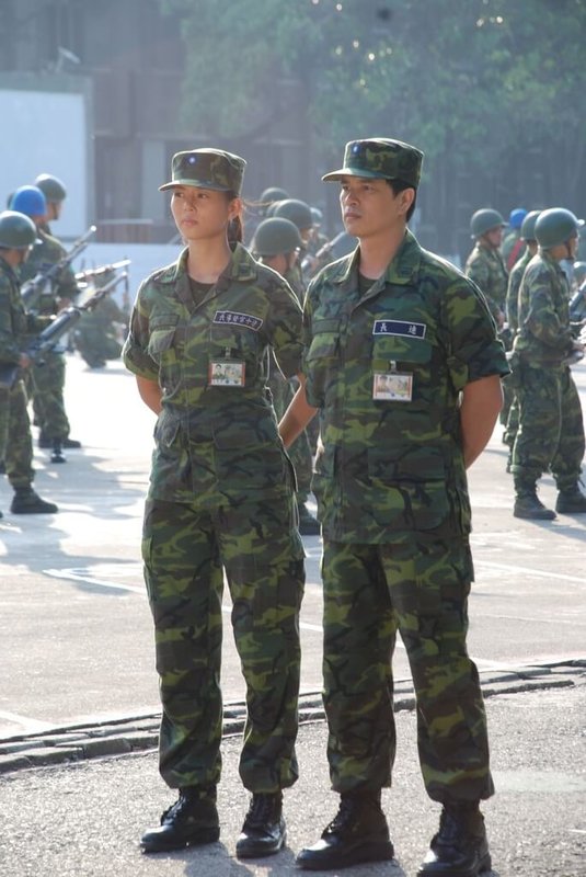 演員劉香慈(左)、李興文(右)主演的軍旅劇「新兵日記」睽違多年後強勢回歸,除在電視台播出外,也同步於網路平台展開24小時馬拉松直播,推出高畫質HD版本及11國語系字幕。(民視提供)中央社記者洪素津傳真 114年7月21日