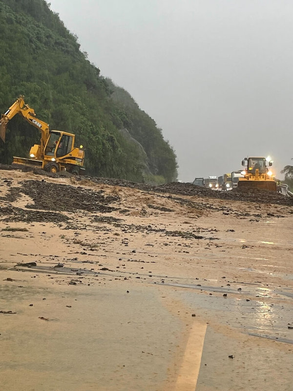 台東地區20日深夜開始持續性下雨，台9線417K+900（大鳥路段）21日上午因土石泥流造成道路阻斷無法通行。（公路局提供）中央社記者盧太城台東傳真  114年7月21日