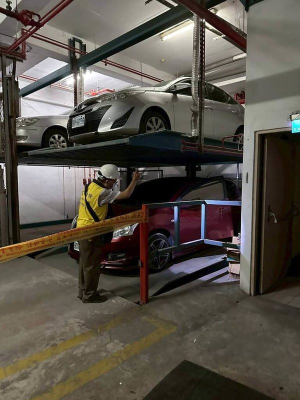 台中北屯區一處社區地下室機械車位,19日發生男童遭夾致死案,台中市府20日會同技師到場勘查,除張貼勒令停用告示,並依法開罰。(台中市府提供)中央社記者蘇木春傳真 114年7月21日