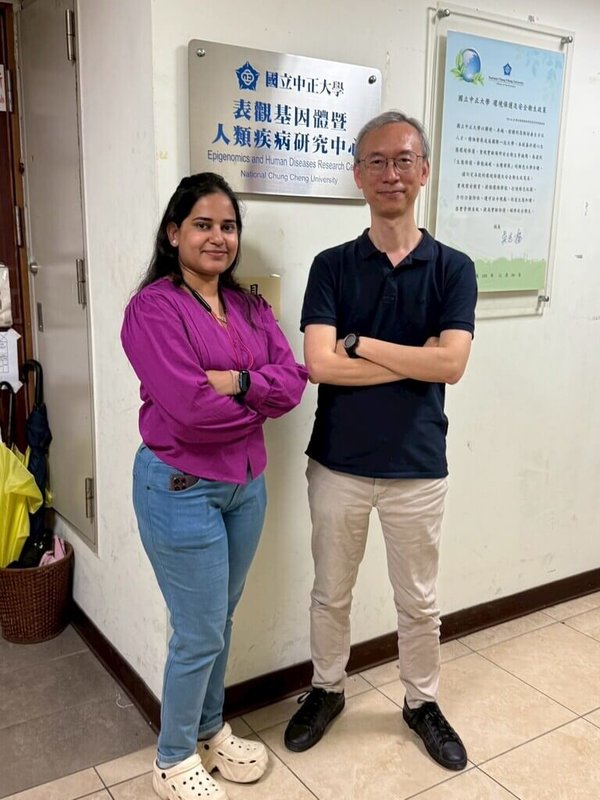 中正大學生醫系教授陳永恩(右)與中研院生物化學研究所、成功大學化學工程學系及嘉義基督教醫院泌尿外科組成的研究團隊近日在國際期刊發表最新研究成果,發現常見抗過敏藥物「佩你安」(Cyproheptadine)可提升免疫系統對癌細胞的辨識與攻擊力。(中正大學提供)中央社記者蔡智明傳真 114年7月21日