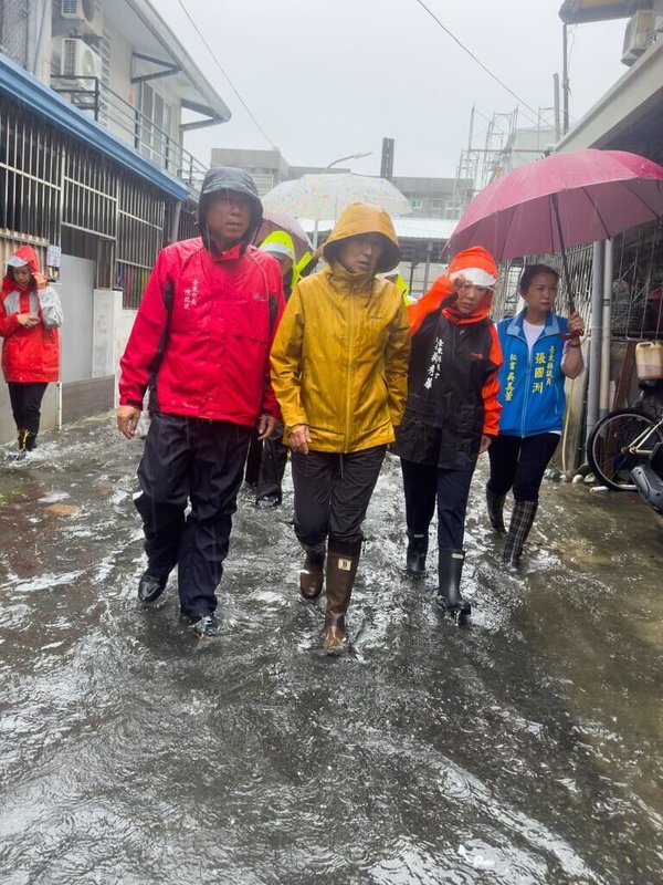 台東地區連日強降雨，21日多處累積雨量近300毫米，南迴地區和台東市區低窪處多有積淹水災情，台東縣長饒慶鈴（前左2）、台東市長陳銘風（前左）雨中勘災。（台東縣政府提供）中央社記者盧太城台東傳真  114年7月21日