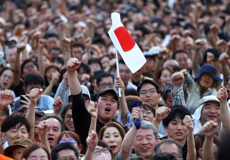 參加造勢活動的日本參政黨支持者。(路透社)