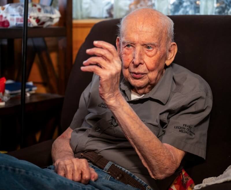 美國老兵傑克.拉森辭世,享壽102歲。(路透社)