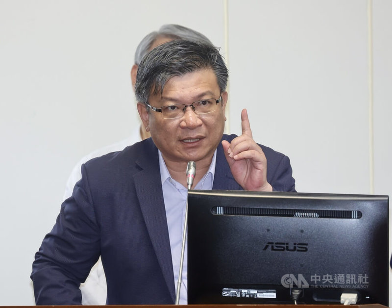 立法院日前否決政府撥補台電千億元預算案,台電董事長曾文生(圖)21日出席立法院經濟委員會表示,丹娜絲颱風台電員工辛苦搶修,災損至少10億元,很多工作需要經費去推動,希望立委了解,沒有想要情勒的意思,表示台電自成立以來都是國家公司,需要支持。中央社記者張皓安攝 114年7月21日