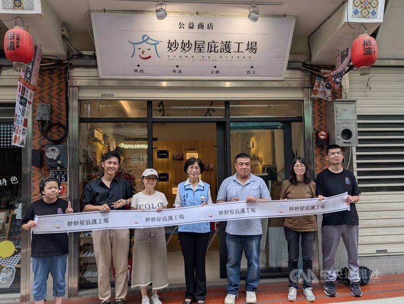 金門妙妙屋庇護工場後浦店22日開幕，以每日手作烘焙貝果為主打商品，並結合風獅爺、金門大橋、閩南建築、水獺等在地文化元素，推出多款庇護員親手包裝的觀光文創產品與果乾、燕麥棒等商品。中央社記者吳玟嶸攝　114年7月22日