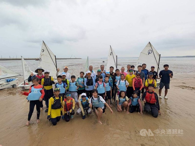 宜蘭縣岳明國民中小學師生近日在金門縣進行帆船移地訓練，並與當地學童展開交流。中央社記者吳玟嶸攝　114年7月22日
