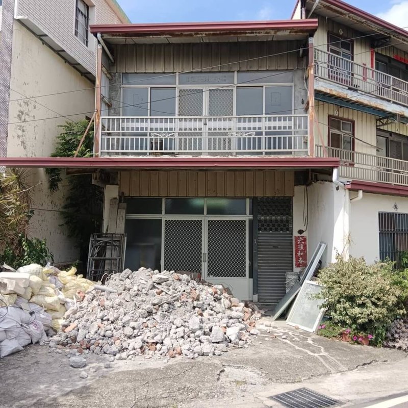 台中市霧峰區六股路一處2700坪的土地，日前發生建商進場拆屋爭議事件，自救會指控建商在住戶家門前堆置廢棄物、廢土，感覺受到威脅。（民眾提供）中央社記者蘇木春傳真　114年7月22日