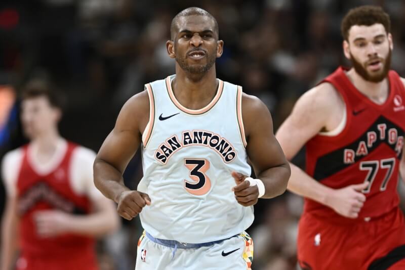 Chris Paul(前)上季為聖安東尼奧馬刺效力,打滿例行賽82場,成為首位生涯第20個球季82場全勤的球員。圖為4月比賽畫面。(美聯社)