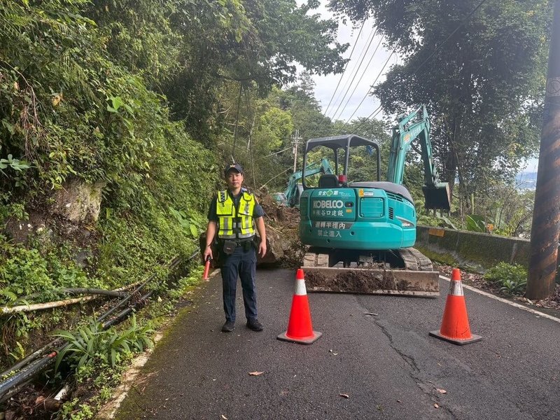台中市和平區雪山路13.3公里處22日清晨4時40分發生邊坡土石滑落情形，影響通往大雪山風景區交通動線，警方除派員實施交通管制，並通知相關單位前往清除。（民眾提供）中央社記者郝雪卿傳真  114年7月22日