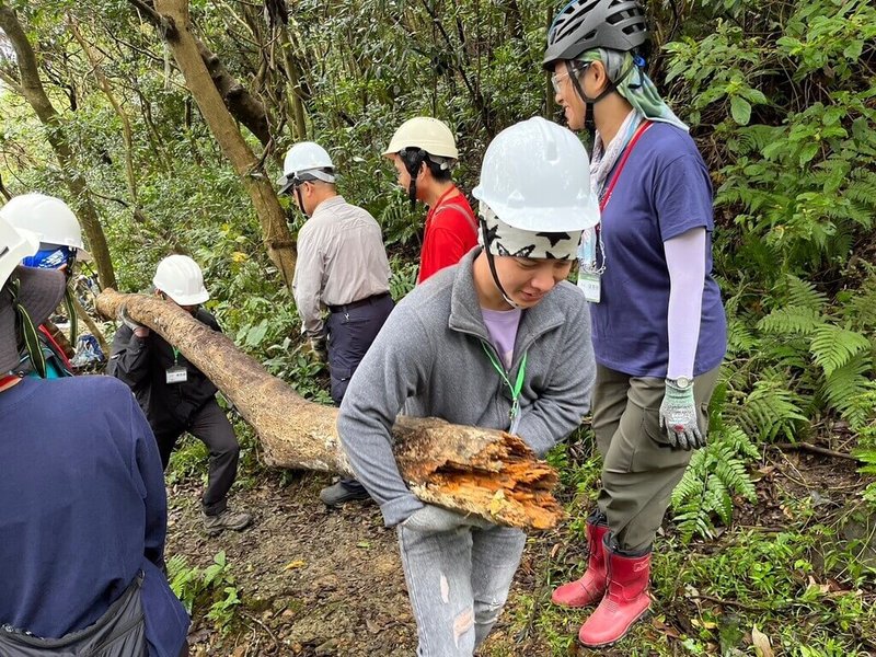 新北市觀光旅遊局與千里步道協會合作，將針對光明山周邊步道以手作方式進行優化與修復。（觀旅局提供）中央社記者王鴻國傳真 114年7月22日