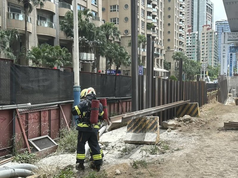 淡北道路施工廠商22日在淡金高架橋下進行鋼板樁打設作業時，挖破地下不明管線，因洩漏瓦斯異味，現場人員通報欣芝瓦斯公司派員到場處理，同時由新北市消防局及施工廠商水車待命，目前已修復完畢。（新北市消防局提供）中央社記者趙敏雅傳真　114年7月22日