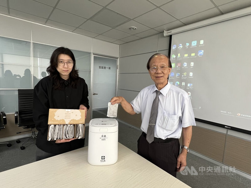 由中央研究院士楊秋忠(右)領軍的地天泰農業生技股份有限公司有TTT技術,運用標靶酵素,可在3小時內將有機廢棄物轉成有機肥料,並生產小型廚餘機。中央社記者郝雪卿攝 114年7月22日