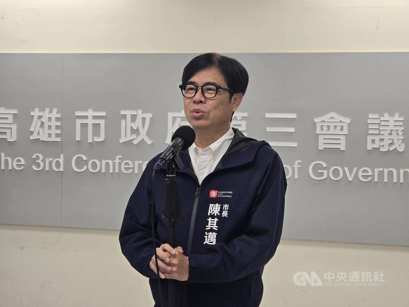 高雄市長陳其邁22日在市政會議前接受媒體聯訪說，高市共動員1807人次支援台南、嘉義救災，將在會議上表揚市府員工辛勞，並給予2天榮譽假慰勞他們的付出。中央社記者林巧璉攝  114年7月22日