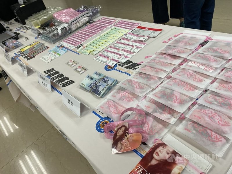 韓國巨星GD權志龍日前在台北開唱,以42歲柳姓男子為首的黃牛集團勾結境外集團,偽造身分證協助粉絲實名認證入場,不法獲利約逾新台幣2000萬元,刑事局查獲4嫌依法送辦。圖為贓證物。中央社記者黃麗芸攝 114年7月22日