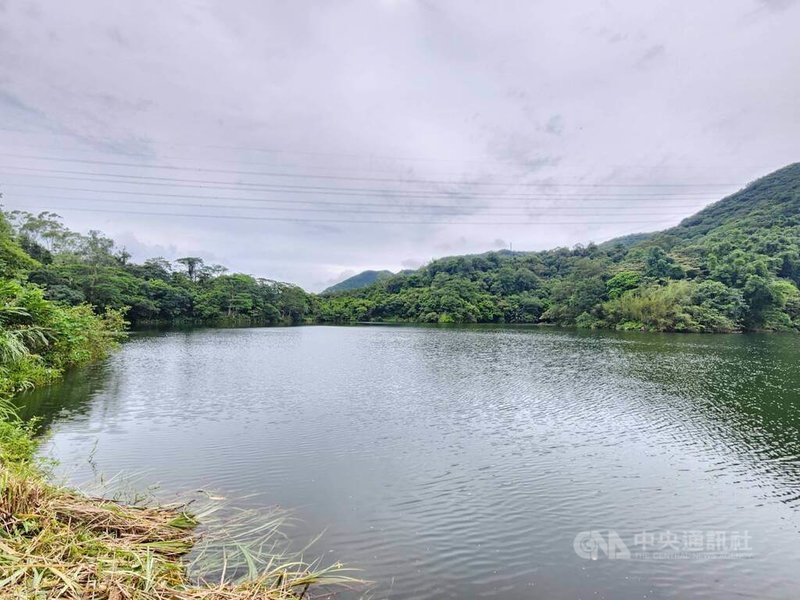 新北市汐止區白匏湖目前規劃為生態園區，包含湖泊、溼地等自然環境，市府將投入新台幣3.3億元，設置步道、湖岸觀景平台及多項生態體驗設施，讓民眾親近山林、了解自然復育歷程。中央社記者趙敏雅攝　114年7月22日