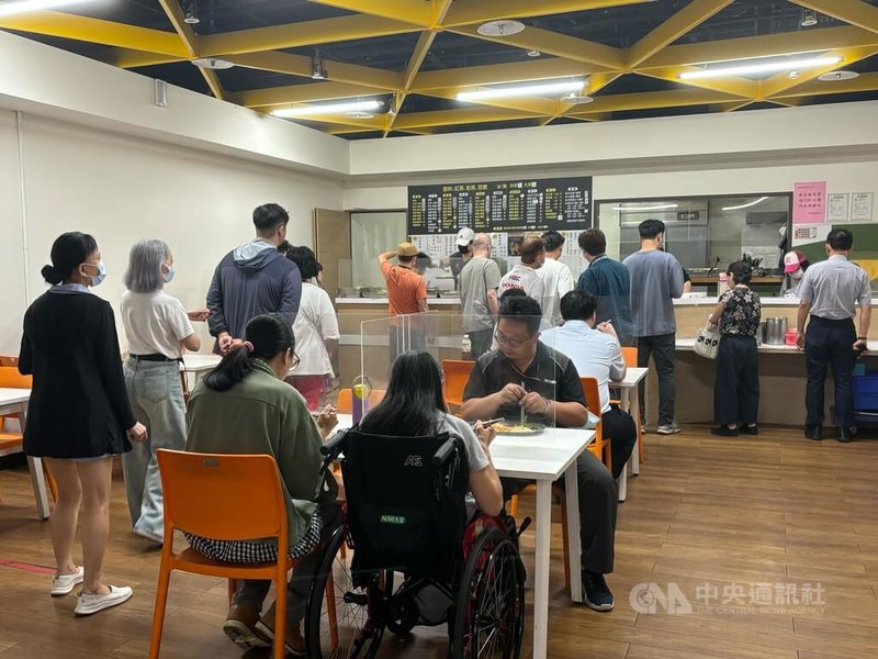 台北市環保局禁止298處政府機關、學校等場館免費提供一次性餐具，22日至12月31日為緩衝期，輔導業者做好餐具標示計價，115年元旦起取締違規。圖為北市府生活廣場餐廳。中央社記者陳昱婷攝　114年7月22日