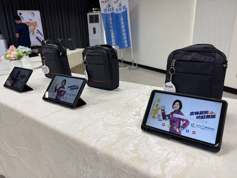 雲林縣政府計畫處22日舉行種子師資班開學典禮,農會家政班、青農等150人參與,課程內容包含農產業天然災害現地照相APP、Line/復康Bus、漫遊雲林APP等,縮短數位落差。中央社記者姜宜菁攝 114年7月22日