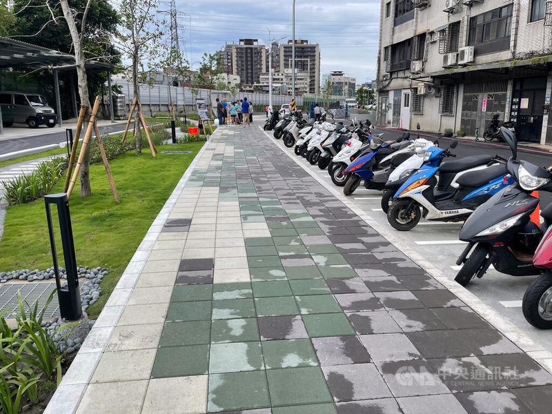 新北市汐止區康寧街第三期工程增設人行步道,市府工務局表示,本案鄰近金龍湖,為融合地方特色,人行道利用黑、白、綠3色環保再生磚排列「騰雲飛龍」造型,行走時呈現龍紋流動的視覺效果。中央社記者趙敏雅攝 114年7月22日