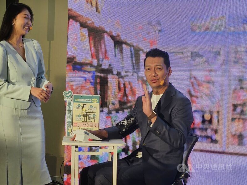 衛生福利部國民健康署與台灣高血壓學會22日舉行記者會,呼籲18歲以上民眾1年1次「722在家量血壓」,藝人聶雲(右)以短劇呈現定期且正確量血壓的重要性,並引出安心血壓站的便利性。中央社記者陳婕翎攝 114年7月22日