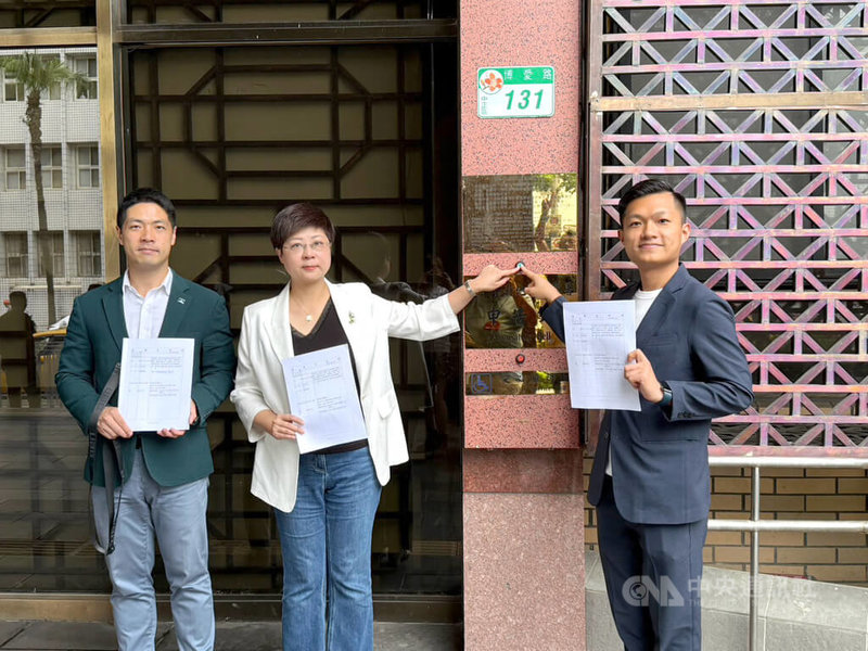 「新竹雙罷」發言人林志潔（中）、領銜人戴振博（右）22日在律師陳又新（左）陪同下，到台北地檢署對國民黨立委鄭正鈐提出誣告告訴。中央社記者林長順攝　114年7月22日