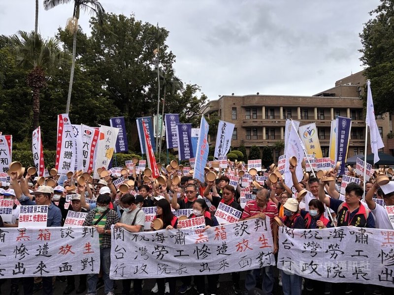 近70個工會串連組成「台灣勞工因應關稅衝擊行動聯盟」22日在行政院前召開記者會,他們手拿象徵勞工工作權的「飯碗」,要求行政院長卓榮泰出來面對勞工。中央社記者高華謙攝 114年7月22日