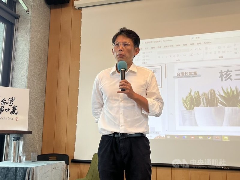台灣民眾黨主席黃國昌（圖）22日出席核三延役公投花蓮座談會。有關立委罷免投票倒數，黃國昌被問到是否幫國民黨立委傅崐萁站台時說，座談會結束後要馬上趕去台東勘災，時間上應該來不及。中央社記者張祈攝　114年7月22日