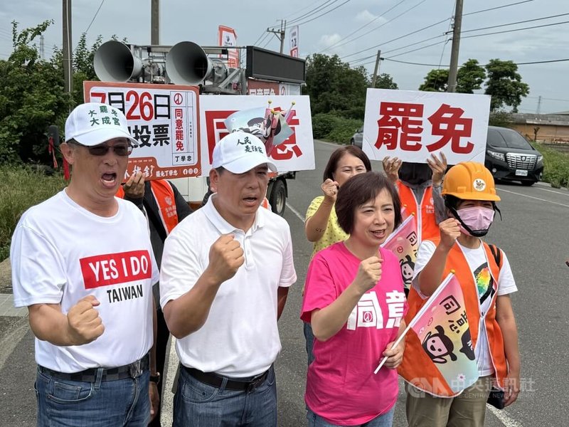 民進黨立委何欣純(前右2)22日與立委劉建國、罷免團隊到雲林縣東勢鄉進行車隊掃街,強調罷免是愛、守護台灣,籲民眾以選票導正立法院的荒腔走板與失控行徑。 中央社記者姜宜菁攝 114年7月22日