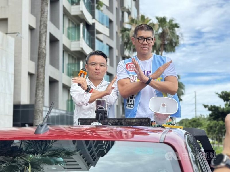 罷免投票進入倒數,國民黨立委洪孟楷(左)22日下午在新北市淡水車掃,國民黨副主席連勝文(右)到場力挺,2人齊喊「不同意罷免」。中央社記者趙敏雅攝 114年7月22日