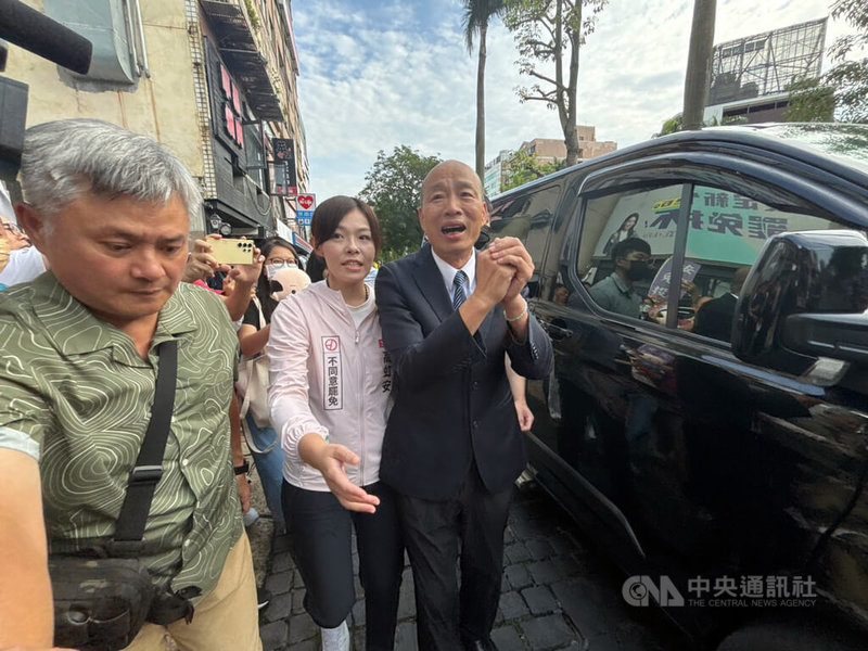 立法院長韓國瑜(右)22日陪同停職中的新竹市長高虹安(右2)車掃,高虹安表示,目前已進入街頭熱戰,盼民眾站出投不同意罷免。中央社記者郭宣彣攝 114年7月22日