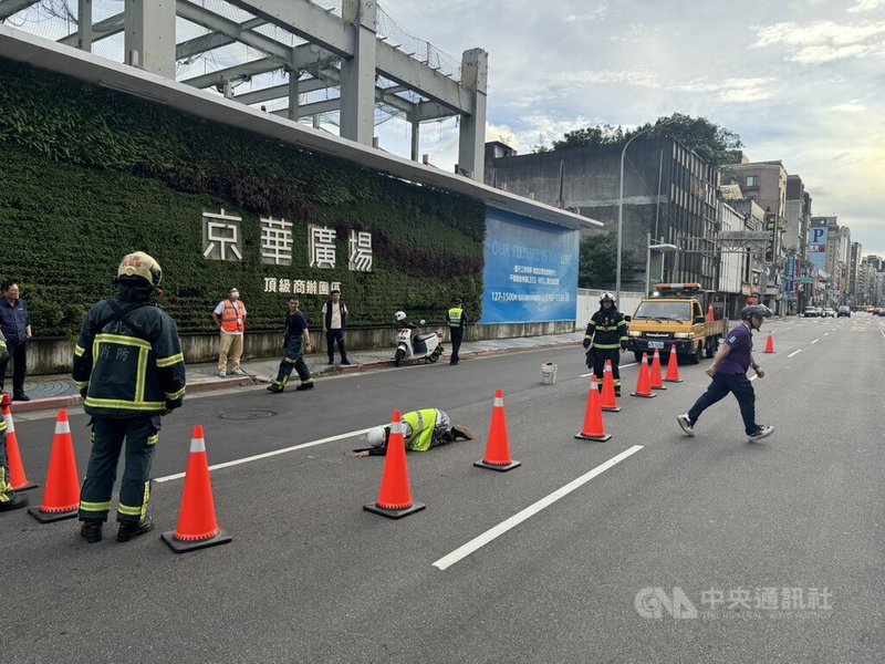 台北市松山區京華廣場一帶的柏油路22日下午出現坑洞，現場放置三角錐警示，工務局新建工程處邀集衛生下水道工程處、水利工程處等管線相關單位到場釐清狀況。（翻攝照片）中央社記者黃麗芸傳真　114年7月22日