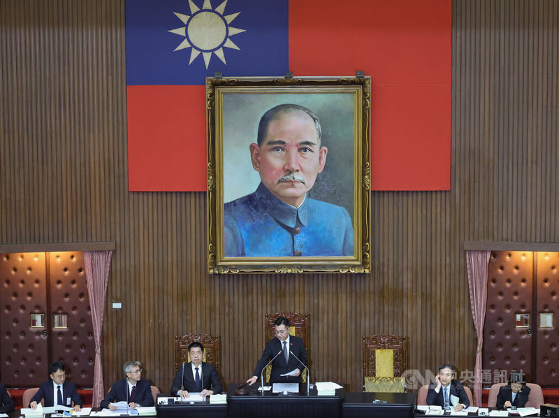 立法院會22日上午持續進行,立法院副院長江啟臣(左4)敲槌三讀修正通過公務人員任用法第36條之1條文,另新增附帶決議一項。中央社記者趙世勳攝 114年7月22日