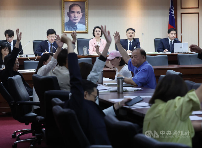 立法院程序委員會22日表決通過，將國民黨團「建請院會決議要求行政院應儘速提出『丹娜絲颱風災後重建特別條例』」的提案，列為29日立法院會討論事項第1案。圖為國民黨立委於表決時舉手表達立場。中央社記者趙世勳攝 114年7月22日