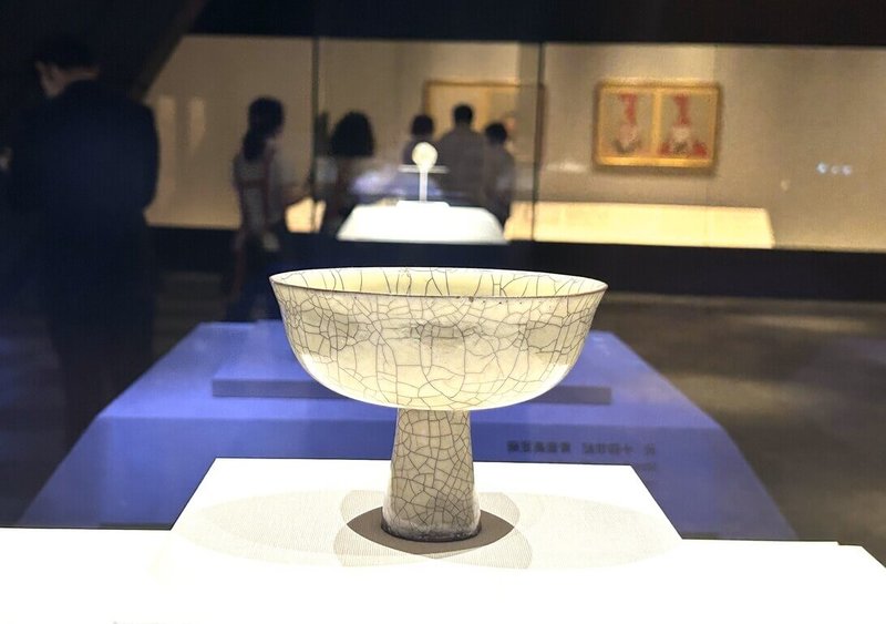 國立故宮博物院南部院區「人氣國寶展」即日起展出「忽必烈和他的時代」,圖為「青瓷高足碗」,底徑寬闊、器足高挑,便於手持傳遞,反映蒙古草原飲宴文化。(故宮南院提供)中央社記者蔡智明傳真 114年7月22日