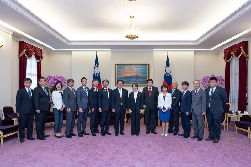 副總統蕭美琴（右7）22日接見日本前總務大臣、現任眾議員金子恭之（左8）等一行，期盼日本持續支持台灣參與CPTPP及各項國際組織。（總統府提供）中央社記者溫貴香傳真 114年7月22日