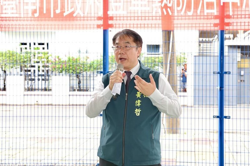 颱風丹娜絲重創台南,市長黃偉哲(圖)22日在「風災後防治登革熱」宣導記者會表示,登革熱與生活環境密切相關,他近期視察災區接獲反映,夜間蚊子變多,尤其帆布等臨時設施容易積水。(台南市政府提供)中央社記者張榮祥台南傳真 114年7月22日