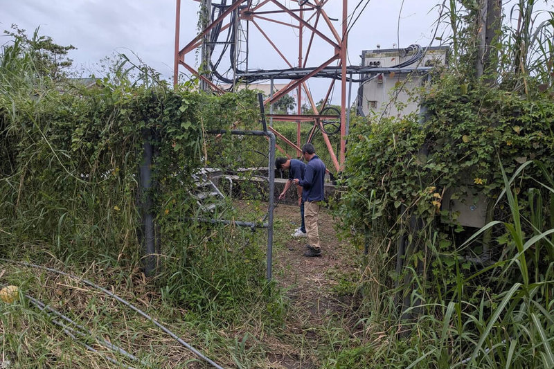 颱風丹娜絲後，3名從外縣市到台南支援的電信業者外包維修人員，21日趁機切割竊取另一電信業者的基地台電纜，遭警方依竊盜現行犯逮捕。（讀者提供）中央社記者楊思瑞台南傳真　114年7月22日