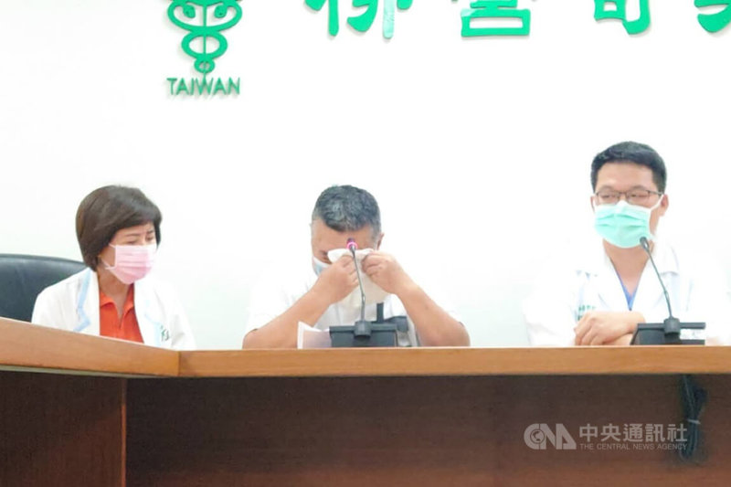 台電工作人員李元瀚15日在嘉義縣進行搶修工程時遭電擊命危,家屬決定於22日上午拔管,李元瀚父親(中)表示,希望讓他保有最後光榮與尊嚴,並將他的器官捐出,化小愛為大愛,遺愛人間。中央社記者楊思瑞攝 114年7月22日