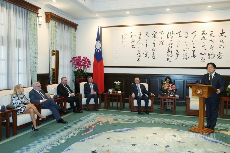 總統賴清德(右)22日接見愛爾蘭眾議院副議長麥基尼斯(John McGuinness,另譯:馬基尼士)所率訪團致詞表示,5月愛爾蘭政府公布國家半導體戰略,提出成為全球半導體中心願景,而台灣擁有全球最關鍵的半導體生態鏈,產業發展方向與愛爾蘭一致,期待與民主夥伴共同打造非紅科技供應鏈,建構以價值為基礎的民主經濟體系。中央社記者郭日曉攝 114年7月22日