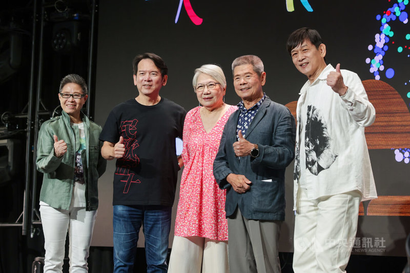 「台北大巨蛋 民歌大團圓」演唱會將在台北大巨蛋登場,預估總長逾6小時的演唱會將演唱破百首歌,也會安排市集等活動,中華音樂人交流協會歷任理事長陶曉清(中)、吳楚楚(右2)、殷正洋(右)、李建復(左2)、丁曉雯(左)22日出席記者會。中央社記者裴禛攝 114年7月22日