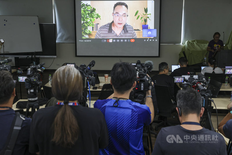 台師大運動競技學系22日舉行系教評會,討論涉案教師周台英的懲處,會議逾4小時,但系方不願對外公布初步決議。圖為台師大運動競技學系主任鄭景峰(視訊者)以視訊舉行記者會,向現場守候媒體發表談話。中央社記者鄭清元攝 114年7月22日