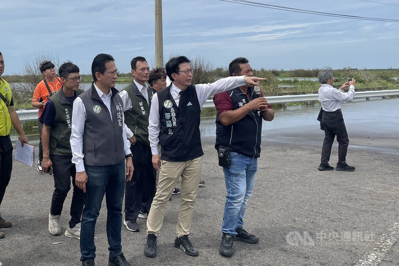 颱風丹娜絲侵襲造成台南七股沿海地區多處損害,民進黨立委林俊憲(前左)、郭國文(前左2)22日邀集會勘,爭取中央支持整治計畫。(林俊憲服務處提供。)中央社記者楊思瑞台南傳真 114年7月22日