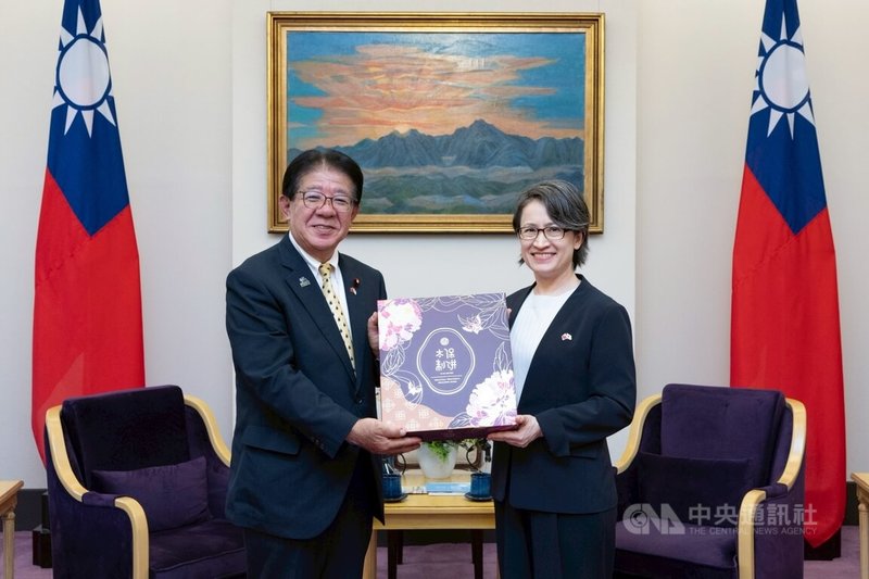 副總統蕭美琴(右)22日接見日本前總務大臣、現任眾議員金子恭之(左)等一行人表示,台日在面臨災難之際總是相互扶持。期盼未來持續深化防災交流與合作,攜手提升社會韌性。(照片提供:總統府)中央社記者溫貴香傳真 114年7月22日