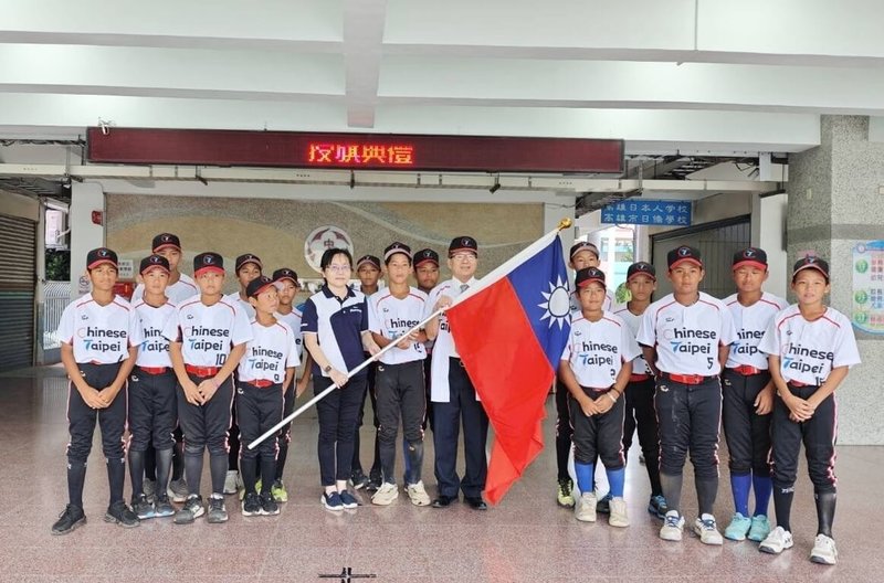 高雄市苓雅區中正國小棒球隊在「國小棒球運動聯賽軟式組全國賽」勇奪冠軍，將啟程赴日本東京，展開為期6天的國際賽事。教育局22日舉辦授旗典禮，鼓勵選手再接再厲，為國爭光。（高雄市教育局提供）中央社記者林巧璉傳真　114年7月22日