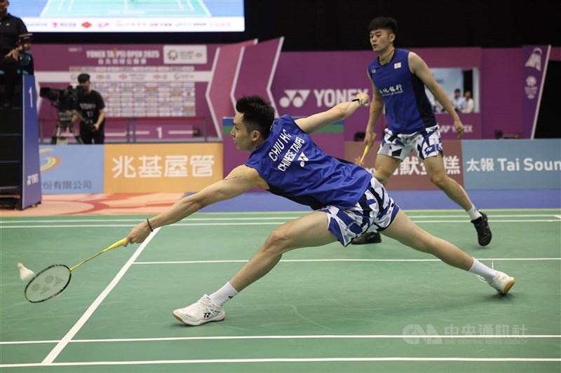 王齊麟（後）、邱相榤（前）在中國羽球公開賽止步首輪32強。（中央社檔案照片）
