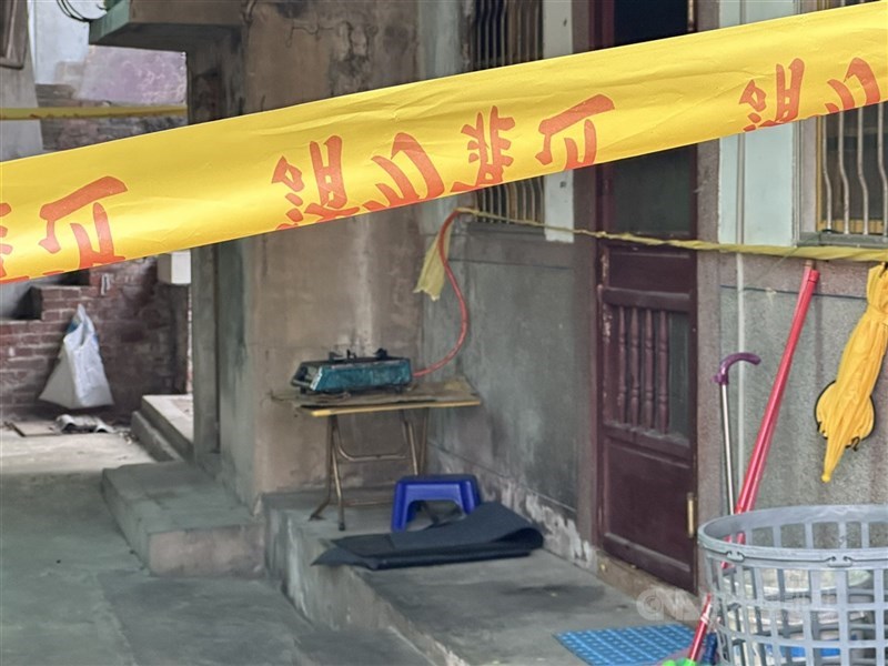 彰化縣大村鄉賴姓男子2月赴朱姓前女友住處,涉殺害朱女的李姓同居男友並棄屍,彰化地方法院近日依共同犯遺棄屍體罪判賴男1年刑期。圖為警方在朱女住處圍封鎖線。(中央社檔案照片)
